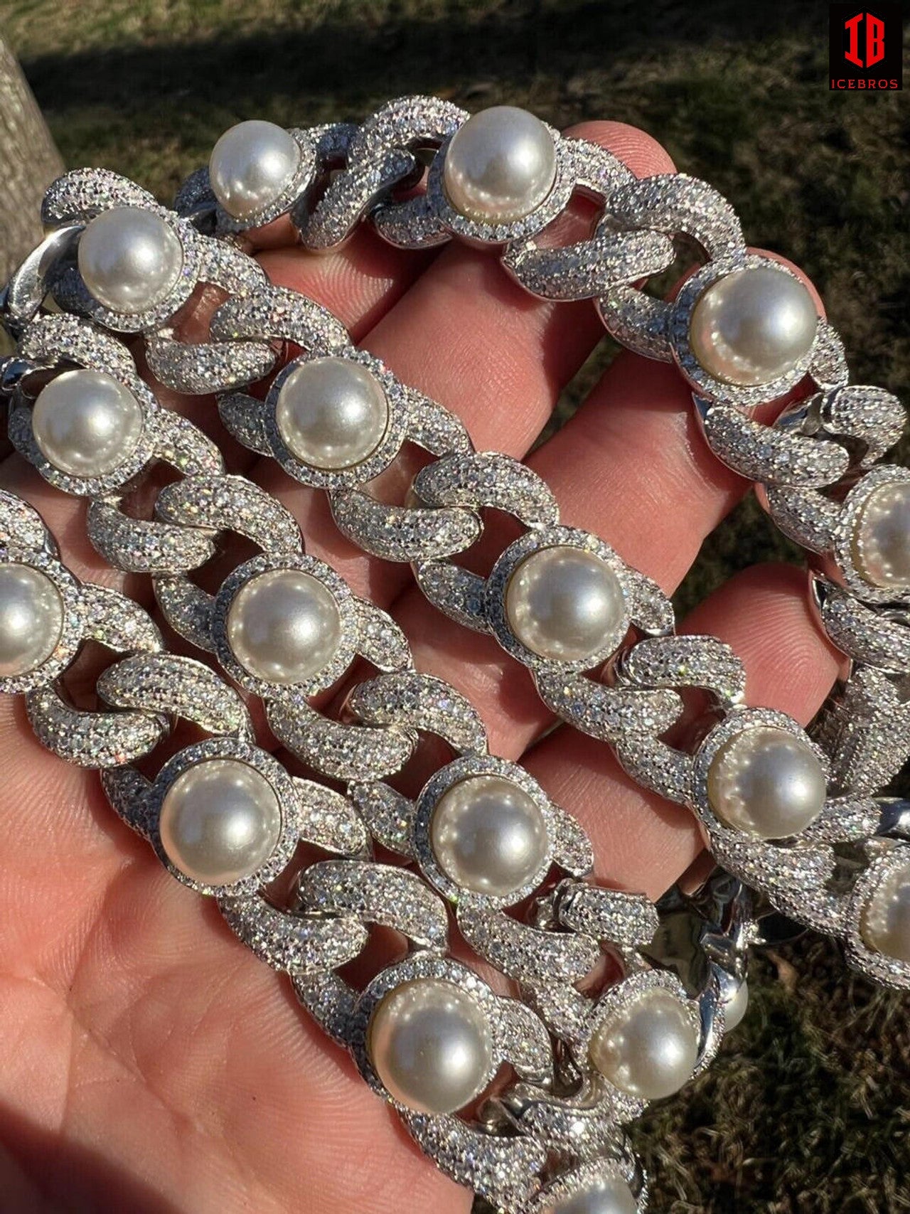 A Model Showing White Gold Pearl Infinity Link Necklace On hand